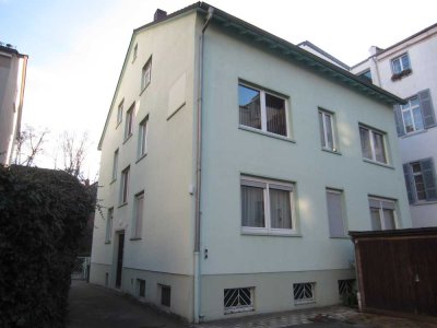 Leerstehendes Mehrfamilienhaus mit Aufstockungspotenzial und großem Grundstück in Bestlage