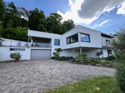 Freistehendes Einfamilienhaus mit ELW und herrlichem Ausblick