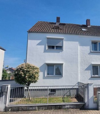 Großzügige DHH mit hellen Räumen, großer Garage und Garten