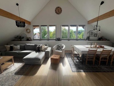 Attraktive und sanierte 3-Zimmer-Dachgeschosswohnung mit EBK in Altenschwand