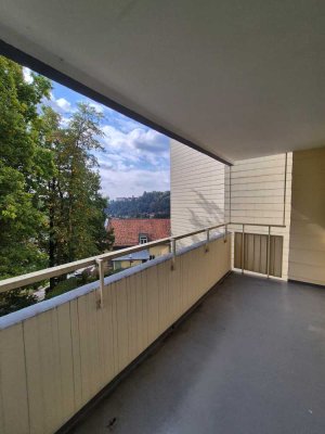 Renovierungsbedürftige 2,5 Zimmer Wohnung mit Südbalkon & Außenstellplatz
