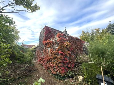 Sanierungsbedürftiges Einfamilienhaus mit schönem Garten in zentraler Lage!