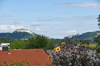 Moderne Architektenvilla mit Festungsblick