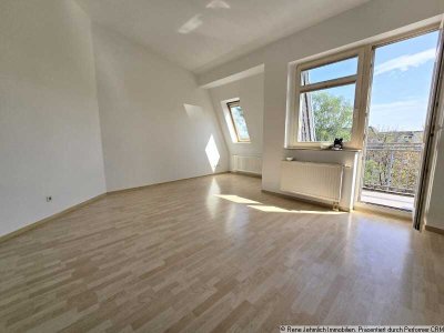 Lichtdurchflutete Wohnung im Dachgeschoss mit hohen Decken, Lift, großer Terrasse und TG