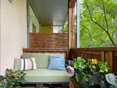 Mit Video: Wunderbare 1-Raumwohnung mit urigem Holzbalkon