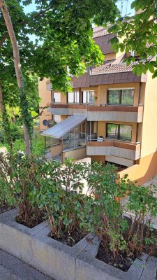Stilvolle, gepflegte 2-Raum-Wohnung mit Balkon und Einbauküche in Leonberg