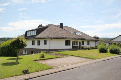 Einfamilienhaus mit Einliegerwohnung und großzügigem Grundstück