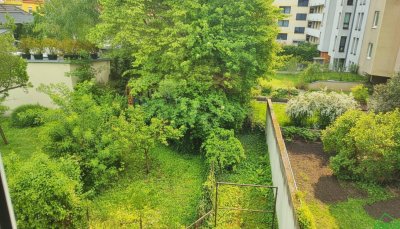 KLASSISCHE ZWEI-ZIMMER-ALTBAUWOHNUNG mit Miniküche und Grünblick!