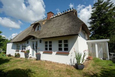 Ein Stück Ostsee zwischen den Feldern - sanierte Reetdachperle