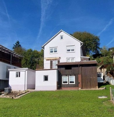 Ausbaufähiges Einfamilienhaus mit Garage und großem Grundstück