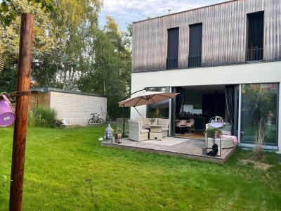 Wohnen wo andere Urlaub machen. 
Großzügiges Einfamilienhaus mit Sauna im Grünen
