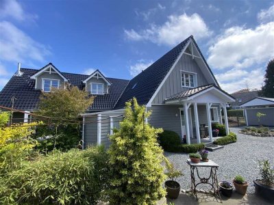 Modernes renditestarkes Zweifamilienhaus mit zwei weiteren Wohnungen fußläufig zum Strand!