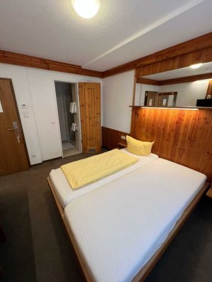 Möblierte Zimmer mit eigenem Bad in Stuttgart-Feuerbach – U-Bahn gegenüber – Parkplätze vorhanden