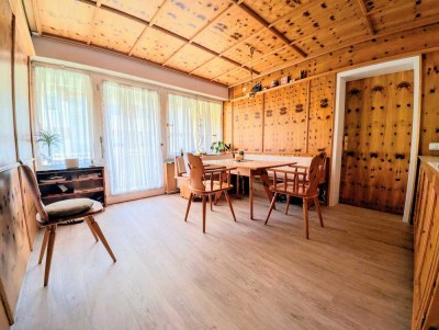 Wohnen mit Charakter: Großzügige Wohnung mit Arvenholz-Stube, Südloggia und Garage