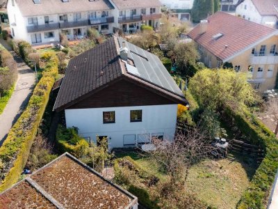 Einfamilienhaus mit vermieteter Einliegerwohnung, PV-Anlage, 2x Garagen und großem Garten