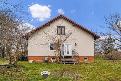 "Einfamilienhaus mit großem Entwicklungspotenzial – 738 m² Grundstück in Ruhelage von Strasshof"