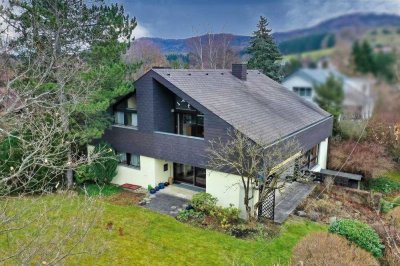 Großes Architektenhaus in Aussichtslage mit Garten