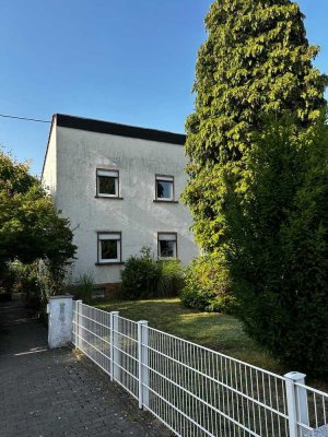 Charmante Doppelhaushälfte mit großem Grundstück und Potenzial in Frankfurt-Goldstein