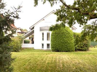 Etagenwohnung mit EBK, Terrasse, 2 Stellplätzen sowie großem Garten und Pool