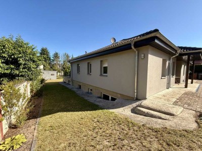 FAMILIENFREUNDLICHER BUNGALOW | Pool + Grundstück + Sauna + viel Platz und Komfort!