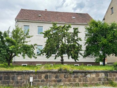 Teilsaniertes Mehrfamilienhaus – ideal für zwei Generationen. Entdecken Sie Ihr neues Zuhause!