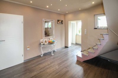 Großzügiges Familienidyll in ruhiger Feldrandlage – mit Einliegerwohnung und Traumgrundstück