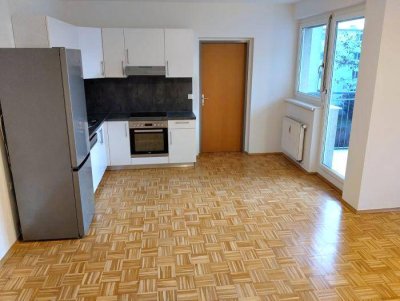Ruhiger 2 ZIMMER-NEUBAU + sonniger West-Balkon + neuwertige Einbauküche + Bad mit Wanne + WC + Lift!