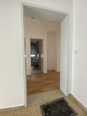Wohntraum in Mörfelden: 2-Zimmer-Erdgeschosswohnung mit Balkon und Einbauküche