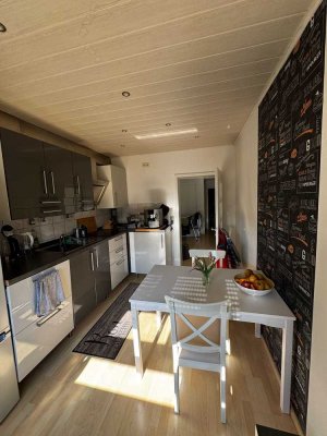 Freundliche und vollständig renovierte EG-Wohnung mit Einbauküche in Güntersleben