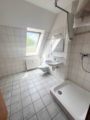 2-Raum-Wohnung mit Einbauküche, ebenerdiger Dusche und Laminat...!!!