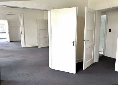 ’Ne Altbauwohnong, wie mer se in Düsseldorf liebt. Spetze Lage un janz vill Platz för et Leben.