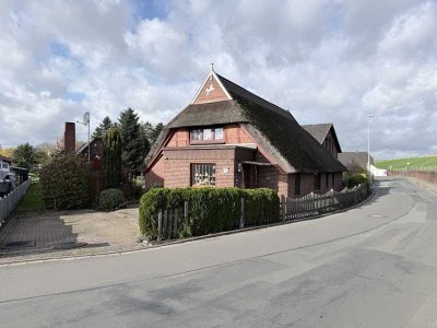 Wohnen wo andere Urlaub machen - schönes Reetdachhaus direkt am Deich