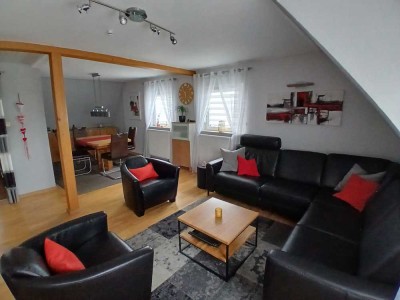 Reserviert !!!   Maisonette-Wohnung mit fünf Zimmern in 2 Familienhaus, Balkon und Garten
