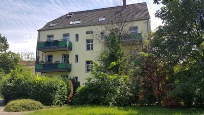 KLEINE ZIMMER MAXIMAL GEMÜTLICH + Balkon im Grünen neben Kindergarten