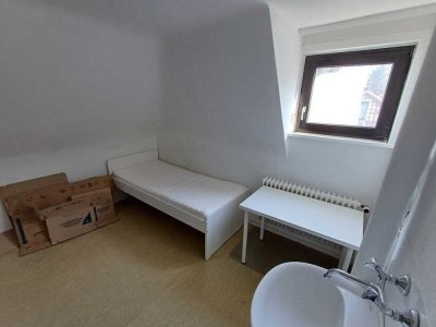 Monteur/Pendler/Student: WG-Zimmer saniert, möbliert,Aussicht,Küche/Bad-Mitbenutzung,ÖPNV bestens!