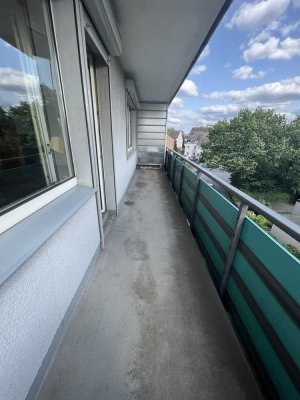 Gut geschnittene renovierte 2 Zimmer Wohnung mit großem Balkon!