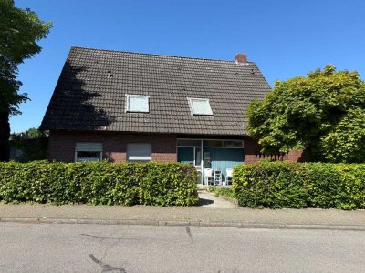 Zweifamilienhaus mit Garten und Garage in Zetel zu verkaufen.