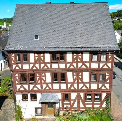 Denkmalgeschütztes Fachwerkhaus mit Scheune in Mittenaar – großzügiges Anwesen mit Geschichte
