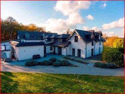 Exklusives Einfamilienhaus mit Poolhaus, Natur-Schwimmteich und über 6.000 m² Grundstücksfläche
