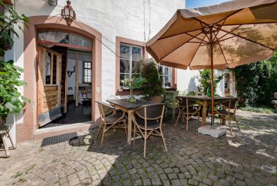 Schuch Immobilien - Wohnhaus für mehrere Generationen im Rheingau mit eigenem Weinberg