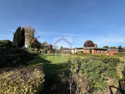 Unrenovierter Flachdach-Bungalow mit Garage in der alten Gartenstadt