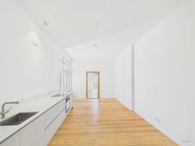 Sanierter Altbau mit Charakter: Dielboden, Balkon & Wohnküche in Steglitz