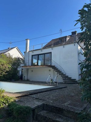 Großzügige Haushälfte mit Garten und Pool in Wiesbaden Igstadt