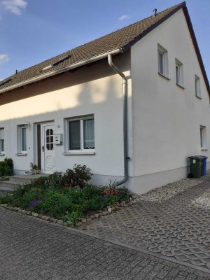 Komplett renovierte Doppelhaushälfte mit Garage und Garten - provisonsfrei vom Anbieter