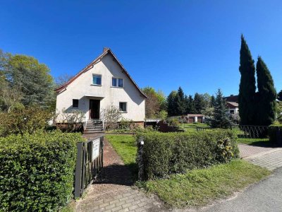 Ihr neues Zuhause: Charmantes Einfamilienhaus mit idyllischem Traumgrundstück und Garage