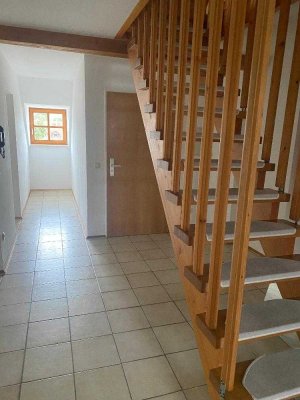 Zolling, Geräumige 3-Zimmer-DG-Mais.- Wohnung mit Balkon