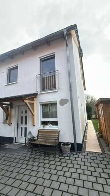 Ansprechende 6-Zimmer-Doppelhaushälfte mit gehobener Innenausstattung und EBK in Lörzweiler