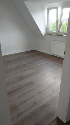 Schöne, teilrenovierte 2 Raum DG - Wohnung in zentraler Lage