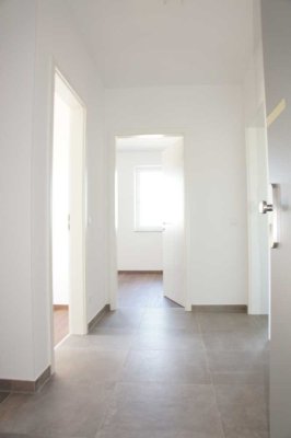 ...Neuwertige 3-Zi.-Wohnung mit EBK und überdachtem West-Balkon...