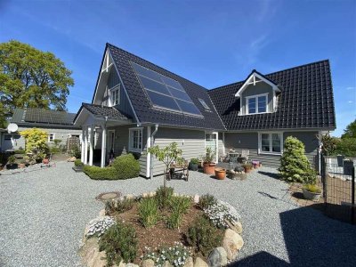 Provisionsfrei! Renditestarkes Zweifamilienhaus mit zwei weiteren Wohnungen fußläufig zum Strand!